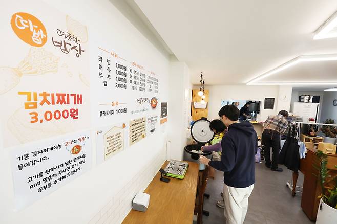 청년에게 저렴한 한 끼를 제공하는 서울 동작구 따뜻한 밥상을 지난 22일 방문한 손님들이 식사를 하고 있다. [이충우 기자]