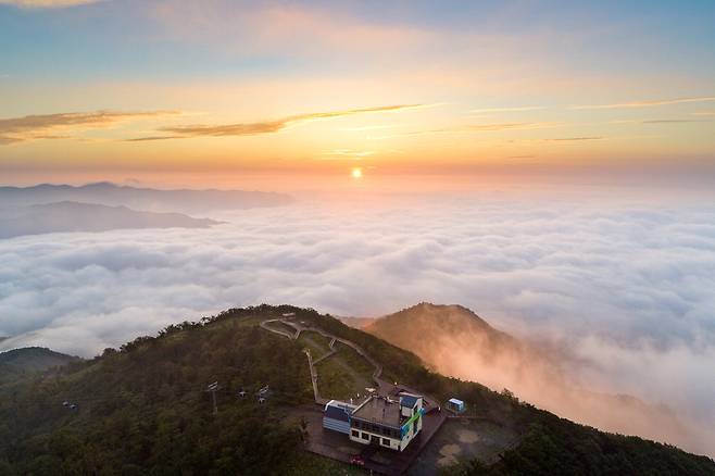 강원특별자치도 정선 가리왕산 케이블카. 세상을 감싸 안은 듯한 드넓은 운해 너머로 해가 떠오르고 있다.  정선군