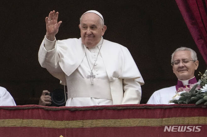 [바티칸=AP/뉴시스]프란치스코 교황은 25일(현지시간) 내놓은 성탄절 메시지에서 대화를 통한 한반도 긴장 해소를 희망한다고 밝혔다. 프란치스코 교황이 25일(현지시간) 바티칸 성베드로 대성당 앞에 모인 사람들에게 손을 흔들고 있다. 2023.12.25.