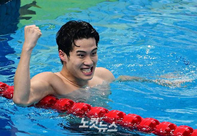 27일 중국 항저우 올림픽 스포츠센터 수영장에서 열린 2022 항저우 아시안게임 수영 남자 자유형 200m 결승에서 황선우가 금메달 확정 후 환호하고 있다. 항저우(중국)=황진환 기자