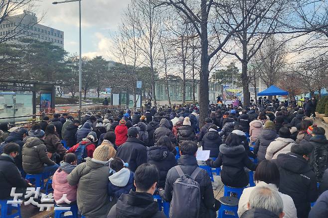 25일, 서울 국회의사당 앞에서 진행된 고난받는 이들과 함께하는 성탄절 연합예배.