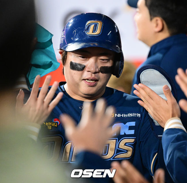 [OSEN=수원, 지형준 기자]9회초 1사 1,2루에서 NC 권희동이 오영수의 적시타에 득점을 올리며 기뻐하고 있다. 2023.10.30 /jpnews@osen.co.kr