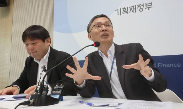 ▲박금철 기획재정부 조세총괄정책관이 21일 세종시 정부세종청사에서 상장주식 양도세 과세대상 기준 조정과 관련해 주요 내용을 설명하고 있다. 왼쪽은 배병관 금융세제과장. ⓒ연합뉴스