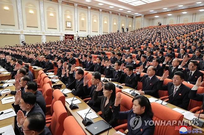 김정은 "핵탄 보유량 기하급수적 늘려라"…전원회의 보고 (평양 조선중앙통신=연합뉴스) 북한 김정은 국무위원장이 지난해 말 열린 노동당 전원회의에서 핵탄두 보유량을 기하급수적으로 늘리겠다는 방침을 밝혔다.김 위원장은 전원회의 보고에서 "남조선괴뢰들이 의심할 바 없는 우리의 명백한 적으로 다가선 현 상황은 전술핵무기 다량 생산의 중요성과 필요성을 부각시켜주고 나라의 핵탄 보유량을 기하급수적으로 늘일 것을 요구하고 있다"고 밝혔다고 조선중앙통신이 1일 밝혔다. 2023.1.1 
    [국내에서만 사용가능. 재배포 금지. For Use Only in the Republic of Korea. No Redistribution] nkphoto@yna.co.kr