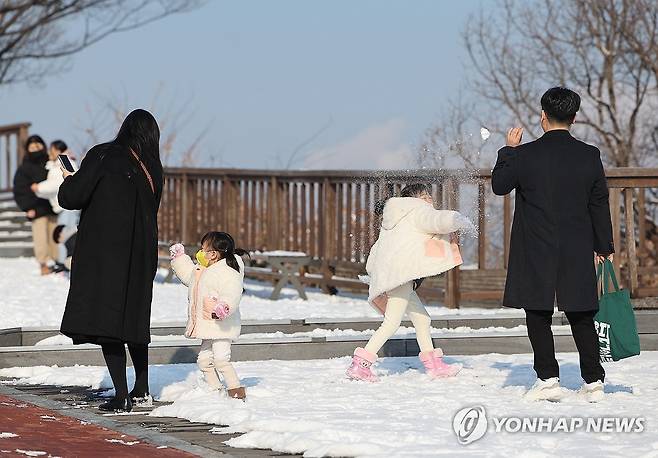 눈이 오니 즐겁다 (서울=연합뉴스) 박동주 기자 = 24일 오전 남산에서 어린이들이 눈싸움을 하고 있다. 2023.12.24 pdj6635@yna.co.kr