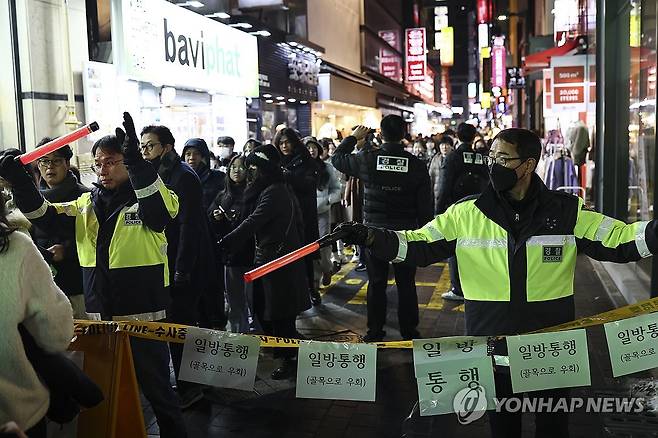 인파 통제 중인 명동 거리 (서울=연합뉴스) 윤동진 기자 = 크리스마스 이브인 24일 저녁 경찰이 서울 명동 골목에서 인파를 통제하고 있다. 2023.12.24 mon@yna.co.kr