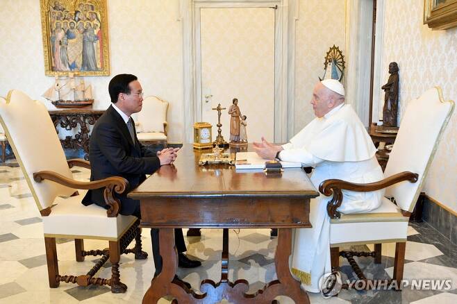 프란치스코 교황(오른쪽)과 보 반 트엉 베트남 주석 [EPA 연합뉴스 자료사진. 재판매 및 DB 금지]