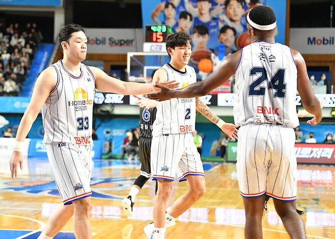 KCC의 이승현과 최준용, 알리제 존슨 [KBL 제공. 재판매 및 DB 금지]