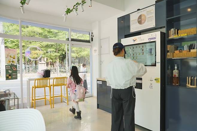 한 무인카페에서 커피를 주문하는 고객/사진제공=카페 만월경