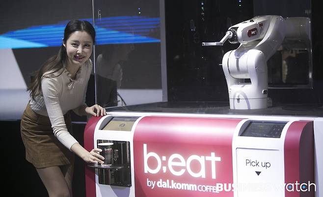 다날이 개발한 로봇커피머신 '비트'/사진=이명근 기자 qwe123@