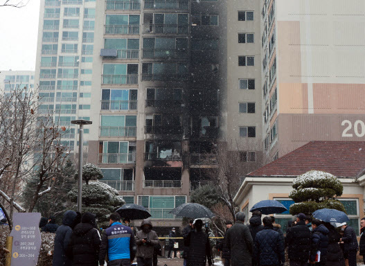성탄절인 25일 새벽 서울 도봉구의 한 고층 아파트에서 불이 나 2명이 숨지고 29명이 다쳤다. 화재의 흔적이 남은 아파트에 그을음이 가득한 모습. (사진=연합뉴스)