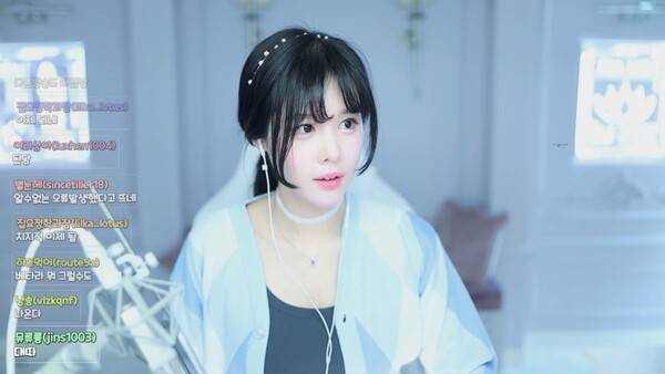 - 치지직으로 방송 중인 인기 인플루언서 '릴카' [출처: 릴카 방송 中]