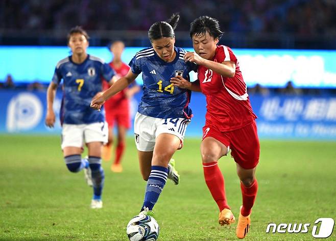 2022 항저우 아시안게임 여자축구 결승전에서 맞붙은 북한(오른쪽)과 일본. ⓒ AFP=뉴스1