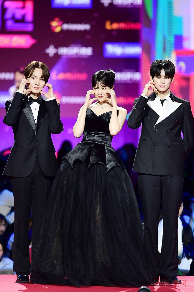 '2023 SBS 가요대전' 레드카펫 행사에 참석한 그룹 키, 안유진, 최연준. ⓒ이혜영 기자 lhy@hankooki.com
