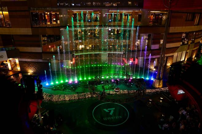 일본 후쿠오카 캐널시티 '세븐틴 더 시티' 분수쇼. /하이브 재팬