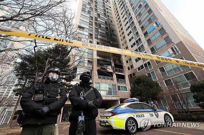 성탄절 새벽에 화재가 발생해 2명이 숨진 서울 도봉구의 한 고층 아파트에서 26일 경찰과 소방 당국이 합동 현장감식을 하고 있다.ⓒ연합뉴스