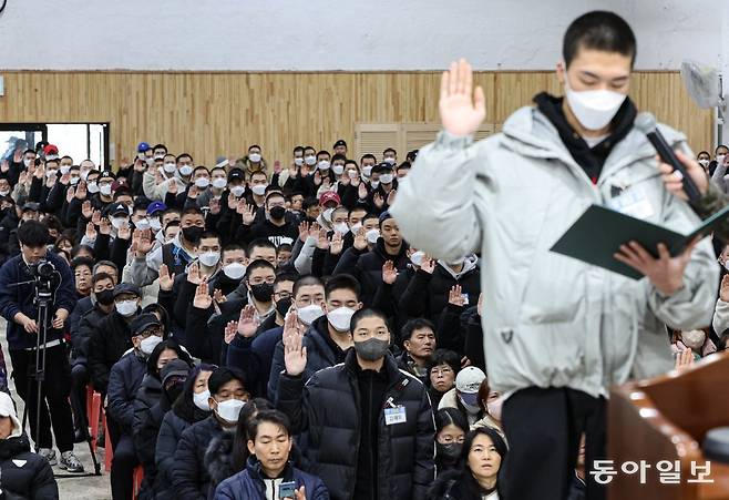 26일 오후 경기도 파주시 육군 1사단 신병교육대대에서 입영장정들이 선서하고 있다. 이한결 기자 always@donga.com