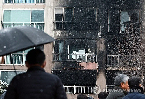 연휴 마지막 날이자 성탄절인 25일 새벽 서울 도봉구의 한 고층 아파트에서 불이 나 2명이 숨지고 29명이 다쳤다. 사진은 이날 사고 현장의 모습. [연합뉴스]