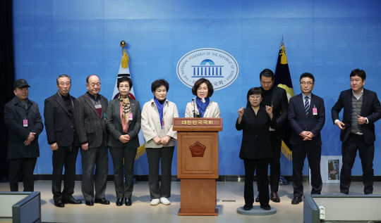 26일 국회에서 더불어민주당 권인숙 의원이 수원지검 부장검사 등 탄핵소추 청원 제출 기자회견을 하고 있다.  [연합뉴스]