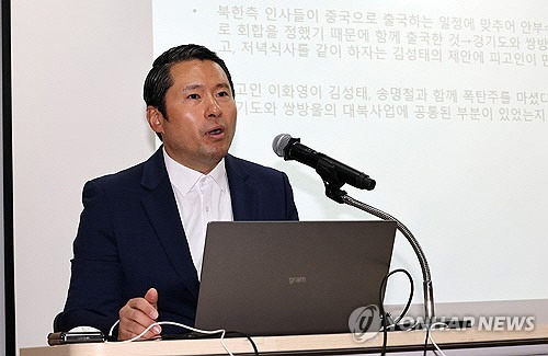 23일 오전 경기도의회 중회의실에서 쌍방울 대북송금 의혹(외국환거래법 위반), 뇌물 및 정치자금법 위반 등의 혐의로 재판 중인 이화영 전 경기도 평화부지사의 변호인(법무법인 KNC 김현철 변호사)이 기자회견을 열고 재판부(수원지법 형사11부) 기피신청서를 제출하는 사유에 대해 밝히고 있다. [수원=연합뉴스]