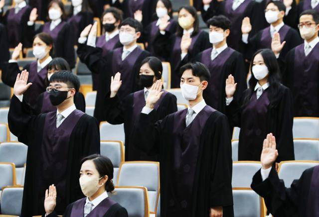 지난해 대법원에서 열린 신임 법관 임명식에서 신임 법관들의 모습. 뉴시스