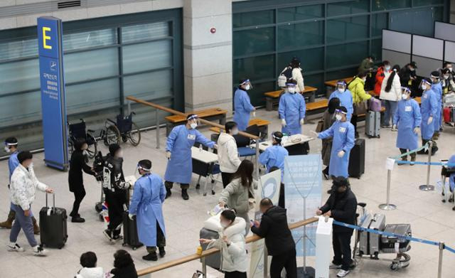 중국발 입국자 코로나19 검사 의무화 사흘째인 지난 1월 4일 인천국제공항 제1여객터미널에서 검역 지원 육군 장병들이 검사센터 이동 전 일반 입국자와 중국에서 입국한 이들을 분리해 안내하고 있다. 뉴시스