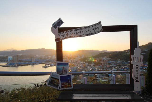 묵호항이 정겹게 내려다보이는 논골담 마을 포토존. 한국관광공사 제공