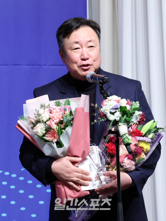 한국 프로야구 OB 모임인 사단법인 일구회가 8일 오전 서울 리베라호텔 3층 베르사이유홀에서 ‘2023 뉴트리디데이 일구상’ 시상식을 개최했다. LG 차명석 단장이 프런트상을 수상하고 소감을 얘기하고 있다. 정시종 기자 /2023.12.08.