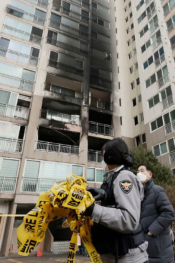 32명의 사상자가 발생한 도봉구 방학동 아파트 화재 사고 현장에 대해 경찰과 소방 당국이 26일 합동 감식을 진행한다. 사진은 화재가 발생한 아파트 모습. [사진=뉴시스]