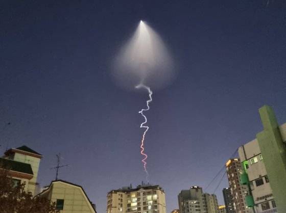 지난해 12월 충남 태안의 국방과학연구소 안흥종합시험장에서 발사된 고체 우주로켓이 수도권 곳곳에서 관측됐다.[연합뉴스]