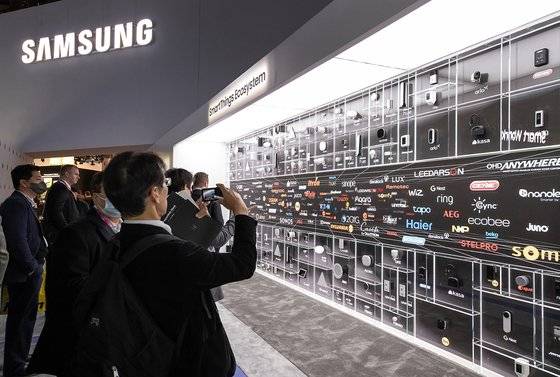 지난 1월 열린 CES 2023 삼성전자 전시관에서 관람객들이 스마트싱스 에코시스템을 구경하고 있다. 사진 삼성전자