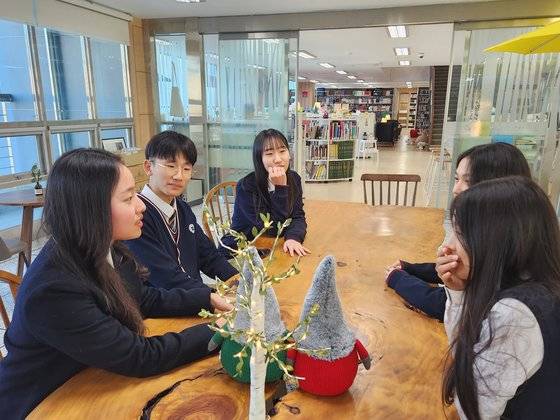 22일 한민고에서 2024학년도 대입 수시에서 서울대 수의예과에 합격한 3학년 문정(18, 왼쪽)양이 1·2학년 후배들과 대화하고 있다. 장윤서 기자