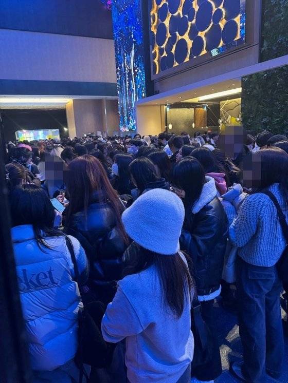 지난 25일 SBS 가요대전 행사장에서 '가짜 티켓' 논란이 불거졌다. 일부 표가 위조된 티켓이라는 게 알려지면서 아수라장이 된 공연장 입구. [독자제공]