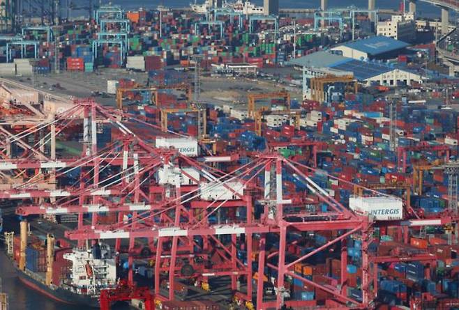 Unloading work is underway at Busan Port\'s Freshwater Pier. Yonhap News Agency.