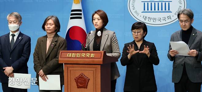 “류희림 방심위원장 사퇴하라” 고민정 더불어민주당 의원을 비롯한 국회 과학기술정보방송통신위원회 소속 위원 등이 26일 국회 소통관에서 류희림 방송통신심의위원회 위원장의 사퇴를 촉구하고 있다. 박민규 선임기자 parkyu@kyunghyang.com