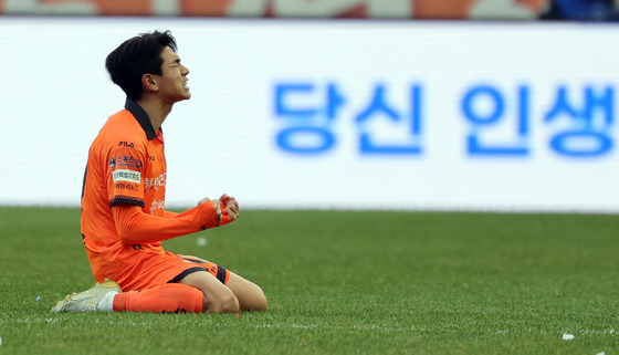 Gangwon FC's Kim Dae-won celebrates after the team won the K League match against the Suwon Samsung Bluewings at Suwon World Cup Stadium in Suwon, Gyeonggi on Dec. 2. [NEWS1]