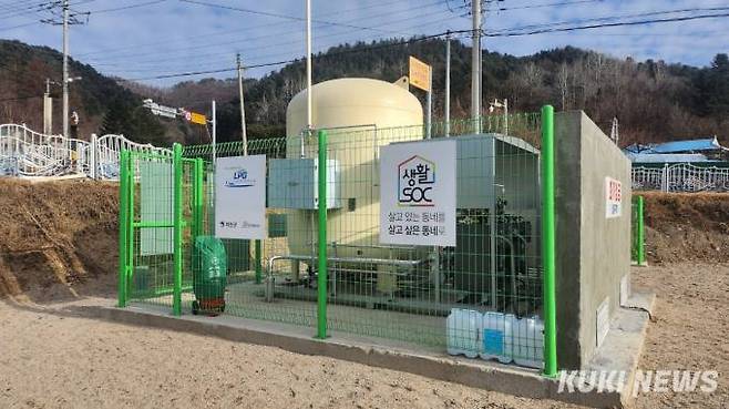 화천군 상서면 파포1리에 설치된 LPG 저장시설. 이 지역에는 금년 말까지 배관망을 통한 LPG 연료가 57세대에 공급될 예정이다.(화천군 제공)