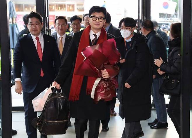 한동훈 국민의힘 비상대책위원장이 26일 여의도 당사에서 열리는 취임식을 위해 입장하고 있다. 연합뉴스