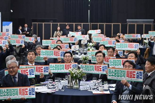 충남도 노사민정협의회는 26일 아산 디바인밸리에서 ‘2023 노사민정 협력 활성화 성과보고회 및 유공자 시상식’을 개최했다. 