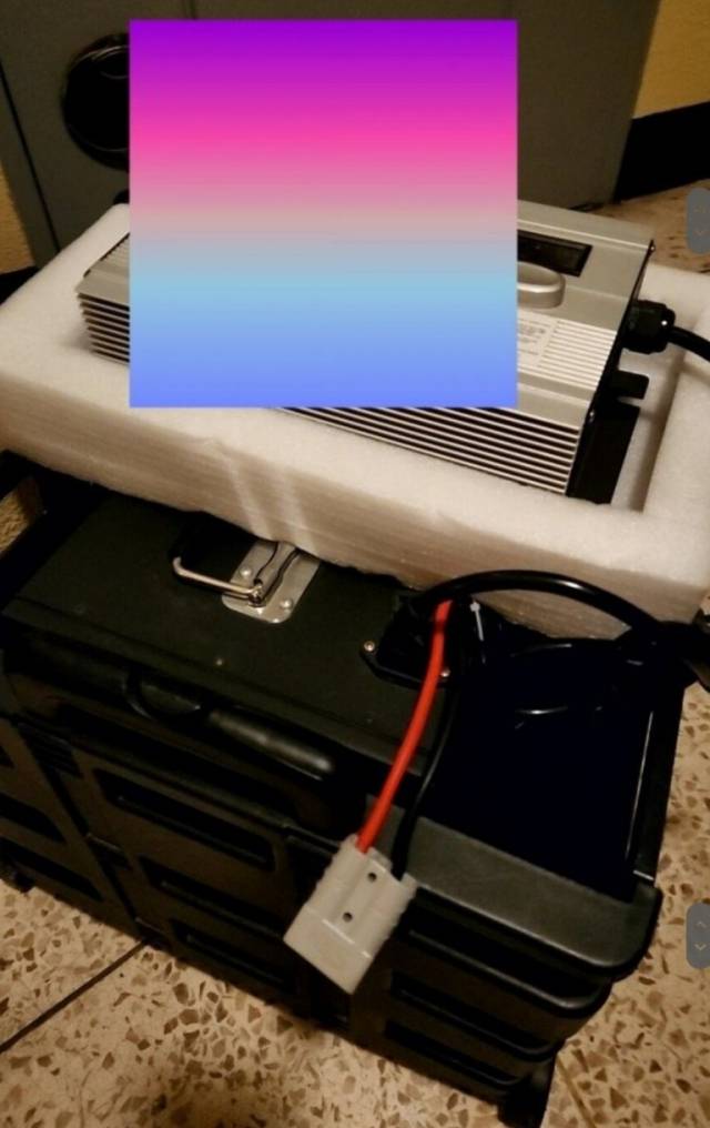 민원을 넣은 B씨가 본인 집 앞에서 배터리의 일종으로 보이는 전자기기를 충전 중이다. 상단 그라데이션은 상표를 가리기 위한 조치로 보인다. 커뮤니티 캡처