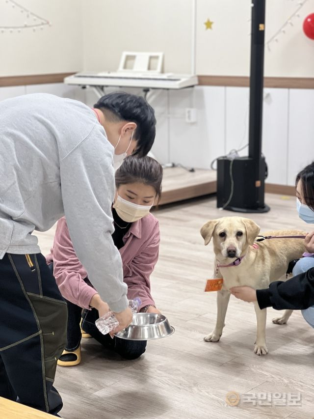 박효경(왼쪽 두 번째) 카이 연구원이 지난 21일 서울 광진구 한국중앙교회에서 치료견 보리와 함께 동물매개활동을 진행하고 있다.