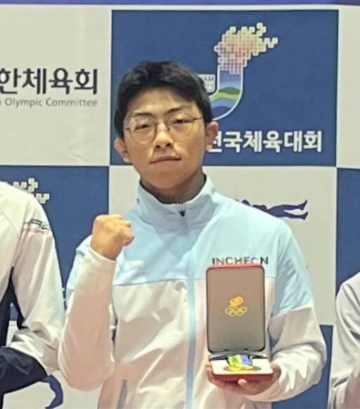 곽효민(인천체고·3)이 지난 104회 전국체육대회 레슬링 남자고등부 그레꼬로만형55㎏급에서 금메달을 따고 기념촬영을 하고 있다. 인천체고 제공