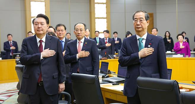 윤석열 대통령을 비롯한 국무위원들이 26일 세종시 정부세종청사에서 열린 제55회 국무회의에서 발언하고 있다.  <연합뉴스>