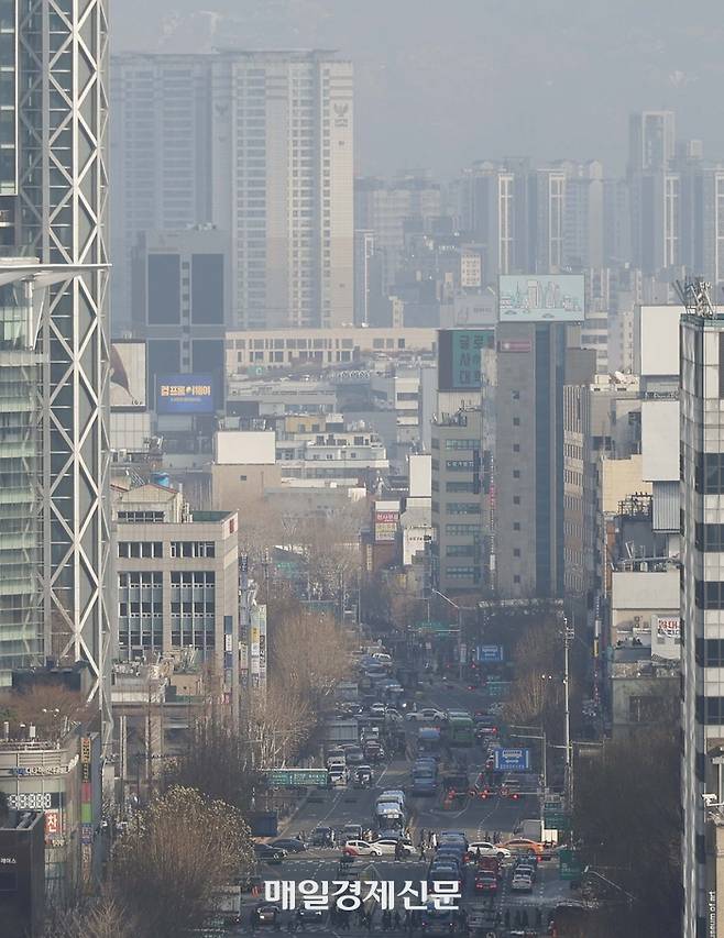 많은 눈이내리고 미세먼지가 기승을 부릴것으로 예보된 26일 서울 시내가 탁하게 보이고있다. 2023.12.26 [김호영 기자]