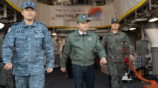 신원식(가운데) 국방부장관이 26일 경기 평택 해군 제2함대사령부를 방문해 작전배치된 천안함의 대비태세를 점검하고 장병들을 격려했다. 국방부 제공