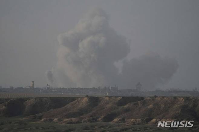 [가자지구=AP/뉴시스] 베냐민 네타냐후 이스라엘 총리가 평화를 위한 조건으로 팔레스타인 무장 정파 하마스의 파괴, 가자지구 비무장화, 팔레스타인의 탈급진화를 제시했다. 특히 이스라엘의 군사 행위가 민간인 피해를 낳는다는 지적에 적극 반박했다. 사진은 크리스마스인 25일(현지시간) 팔레스타인 가자지구에서 이스라엘의 폭격으로 연기가 피어오르는 모습. 2023.12.26.