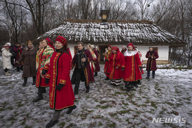 [키이우=AP/뉴시스] 25일(현지시각) 우크라이나 키이우 외곽의 피로히브 마을에서 전통 의상을 입은 주민들이 크리스마스를 축하하며 캐럴을 부르고 있다. 우크라이나는 러시아와의 문화 및 종교 분리를 위해 크리스마스를 1월 7일에서 12월 25일로 공식 변경했다. 2023.12.26.