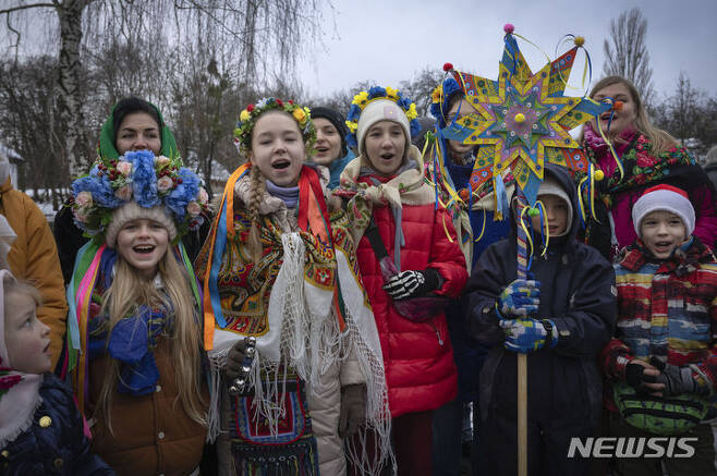 [키이우=AP/뉴시스] 25일(현지시각) 우크라이나 키이우 외곽의 피로히브 마을에서 전통 의상을 입은 어린이들이 크리스마스를 축하하며 캐럴을 부르고 있다. 우크라이나는 러시아와의 문화 및 종교 분리를 위해 크리스마스를 1월 7일에서 12월 25일로 공식 변경했다. 2023.12.26.