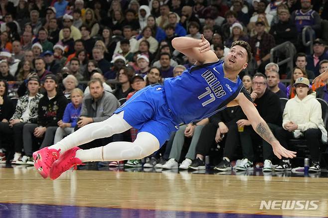 [피닉스=AP/뉴시스]NBA 댈러스의 루카 돈치치