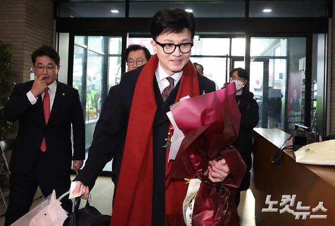 한동훈 국민의힘 비상대책위원장이 26일 오후 서울 여의도 국민의힘 당사에 들어가고 있다. 윤창원 기자